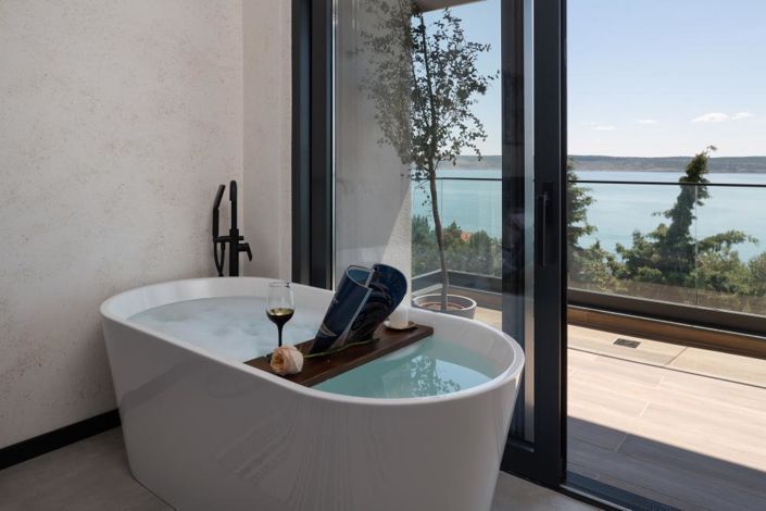 Image No.17-6 Bed Property for sale