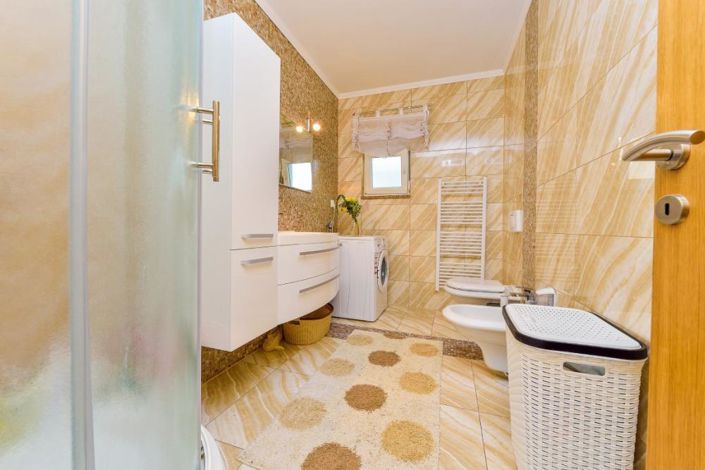 Image No.22-6 Bed Property for sale