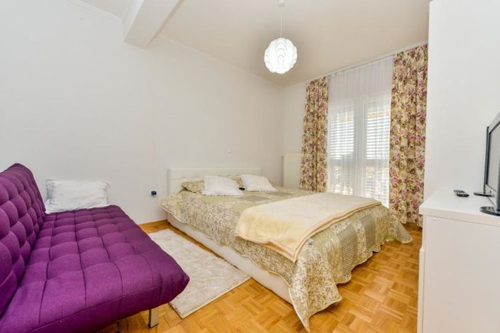 Image No.23-6 Bed Property for sale