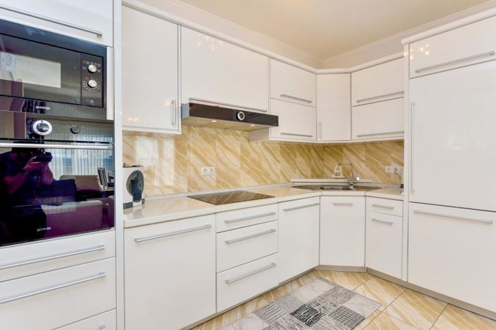 Image No.24-6 Bed Property for sale