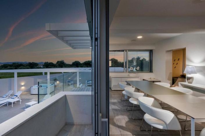 Image No.12-7 Bed Property for sale