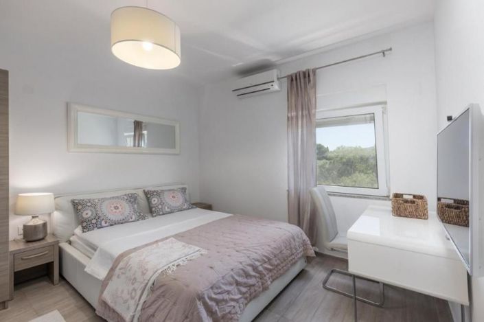 Image No.18-7 Bed Property for sale