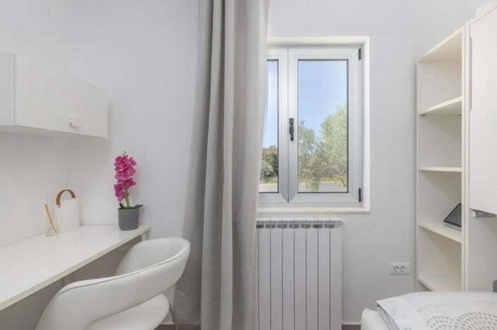 Image No.24-7 Bed Property for sale