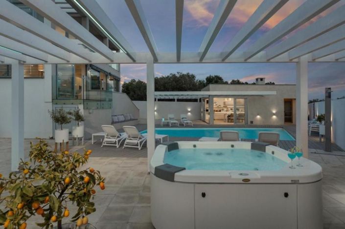 Image No.4-7 Bed Property for sale