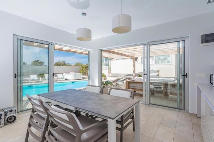 Image No.8-7 Bed Property for sale