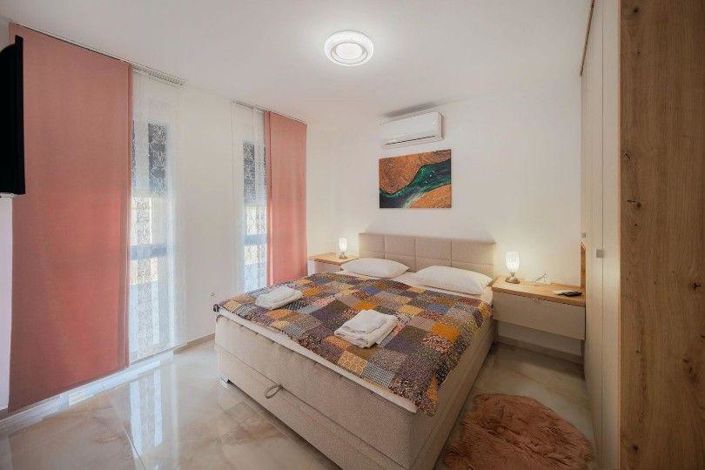 Image No.19-8 Bed Property for sale