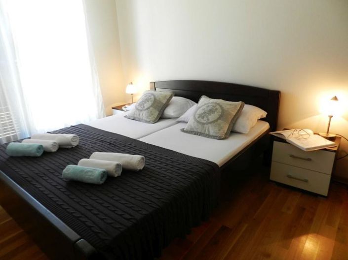 Image No.5-6 Bed Property for sale