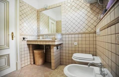 Image No.10-9 Bed Property for sale