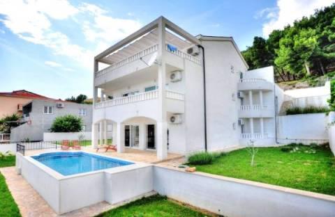 Image No.2-9 Bed Property for sale