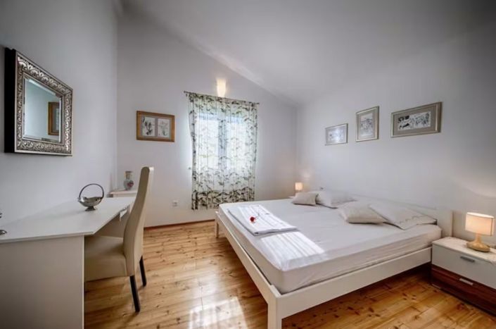 Image No.17-4 Bed Property for sale