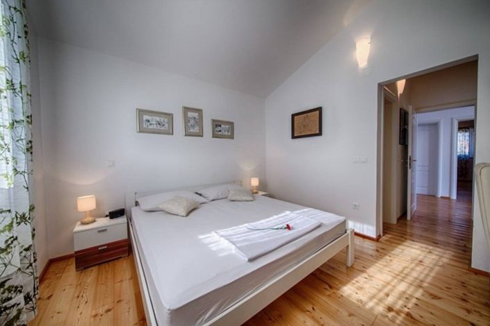 Image No.18-4 Bed Property for sale