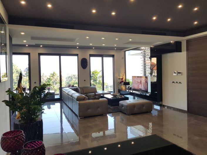 Image No.10-6 Bed Property for sale