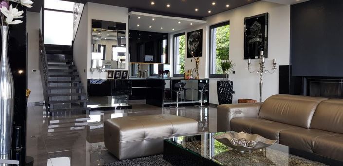 Image No.17-6 Bed Property for sale