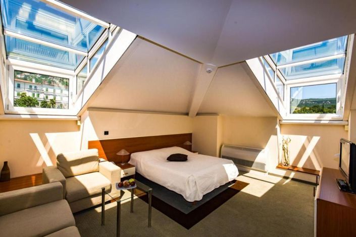 Image No.12-15 Bed Property for sale