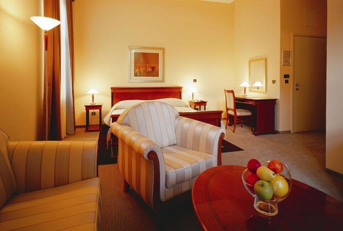 Image No.5-15 Bed Property for sale