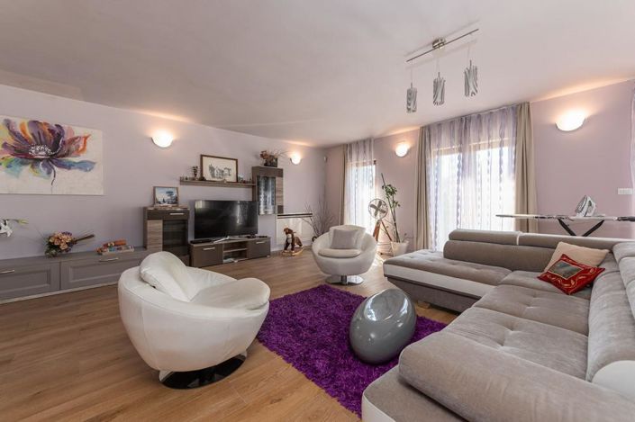 Image No.13-11 Bed Property for sale