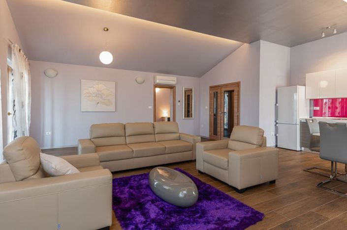 Image No.20-11 Bed Property for sale