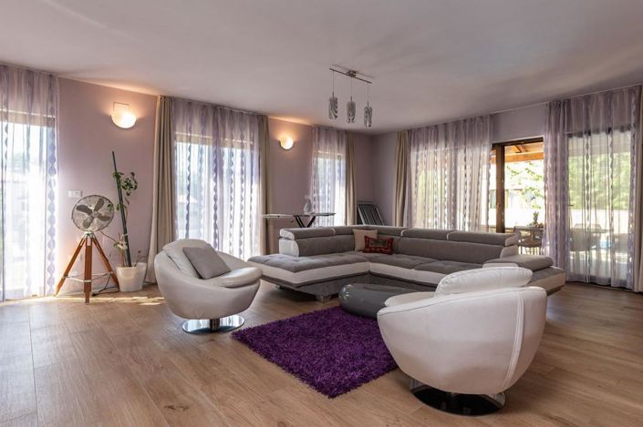 Image No.25-11 Bed Property for sale