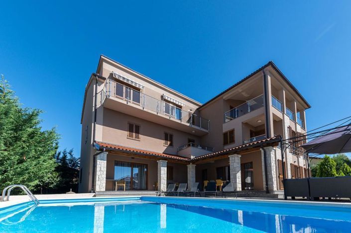 Image No.4-11 Bed Property for sale