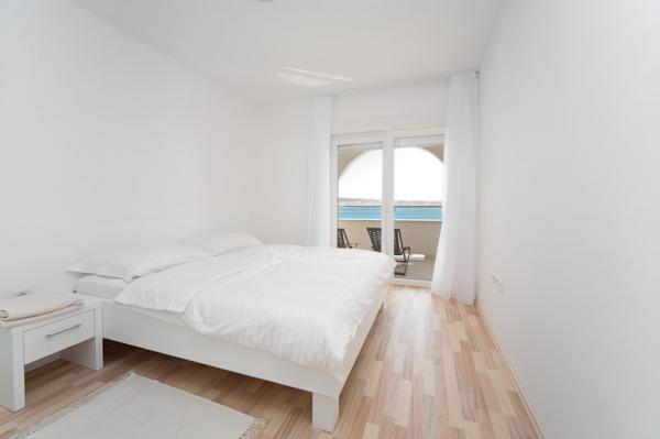 Image No.14-27 Bed Property for sale