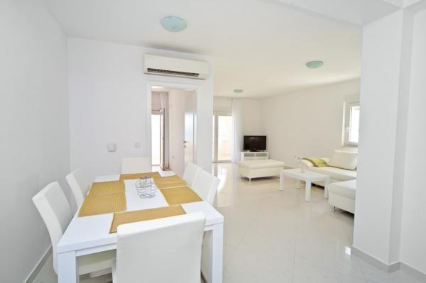 Image No.17-27 Bed Property for sale