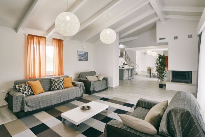 Image No.10-8 Bed Property for sale