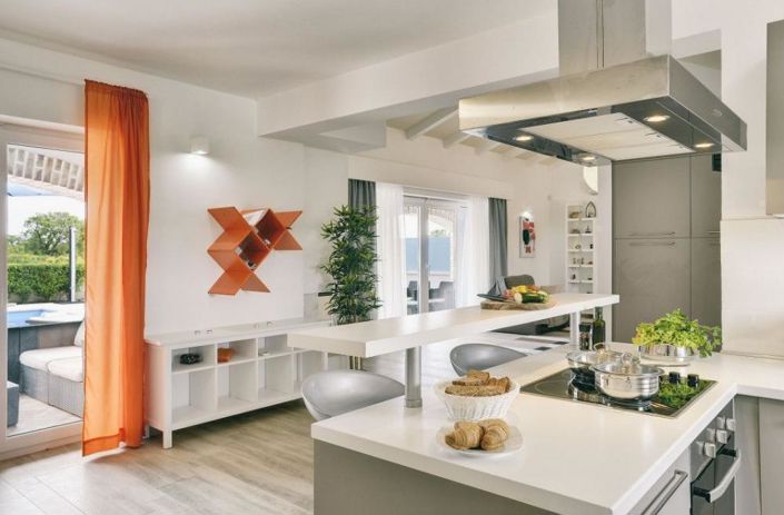 Image No.12-8 Bed Property for sale