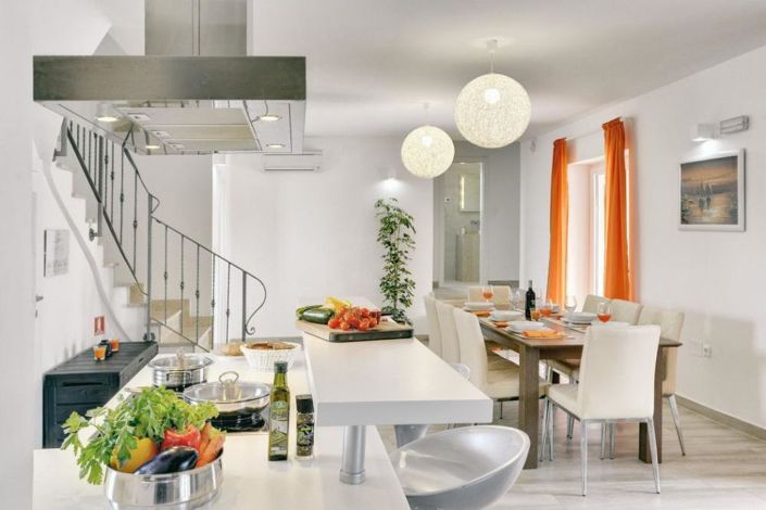 Image No.13-8 Bed Property for sale