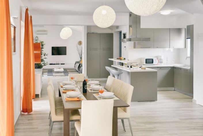 Image No.14-8 Bed Property for sale