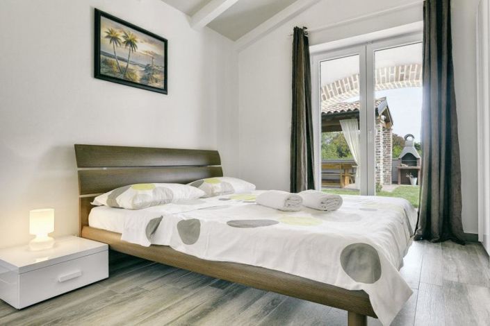 Image No.21-8 Bed Property for sale