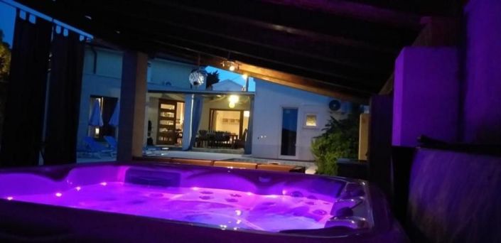 Image No.6-8 Bed Property for sale