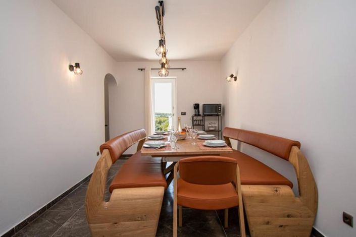 Image No.11-6 Bed Property for sale