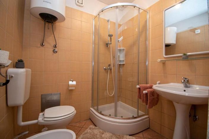 Image No.16-6 Bed Property for sale