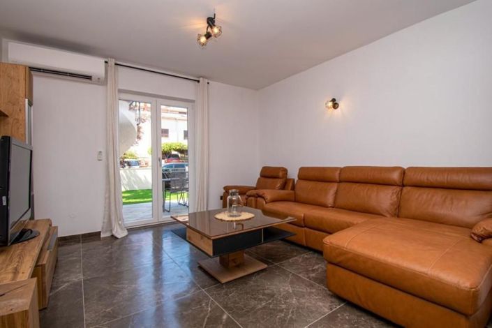 Image No.18-6 Bed Property for sale