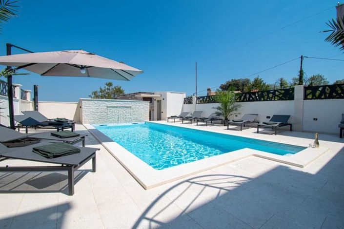 Image No.2-6 Bed Property for sale