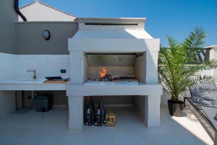 Image No.6-6 Bed Property for sale