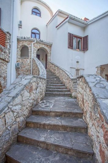 Image No.11-15 Bed Property for sale