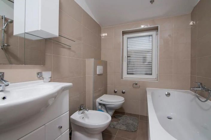 Image No.18-11 Bed Property for sale