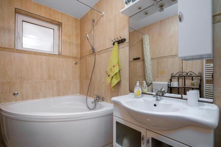 Image No.20-11 Bed Property for sale