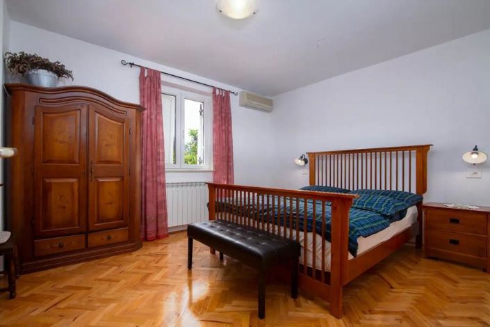 Image No.24-11 Bed Property for sale