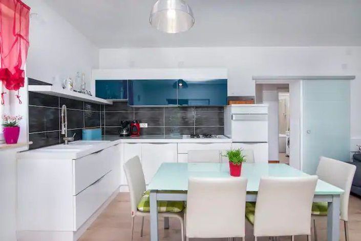 Image No.8-11 Bed Property for sale