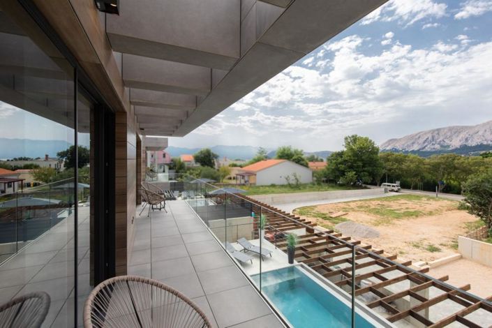 Image No.17-4 Bed Property for sale