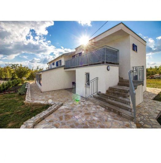 Image No.1-5 Bed Property for sale