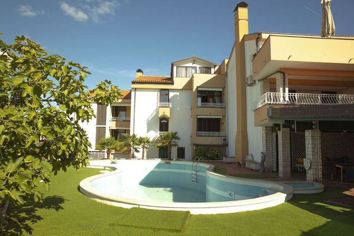 Image No.1-11 Bed Property for sale