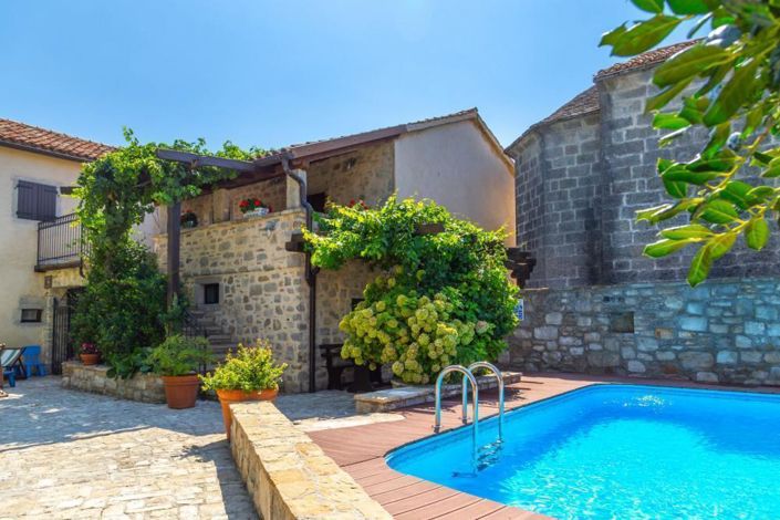 Image No.1-7 Bed Property for sale