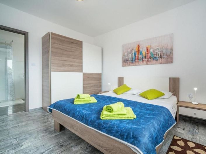 Image No.16-6 Bed Property for sale