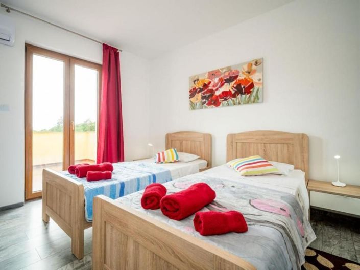 Image No.18-6 Bed Property for sale