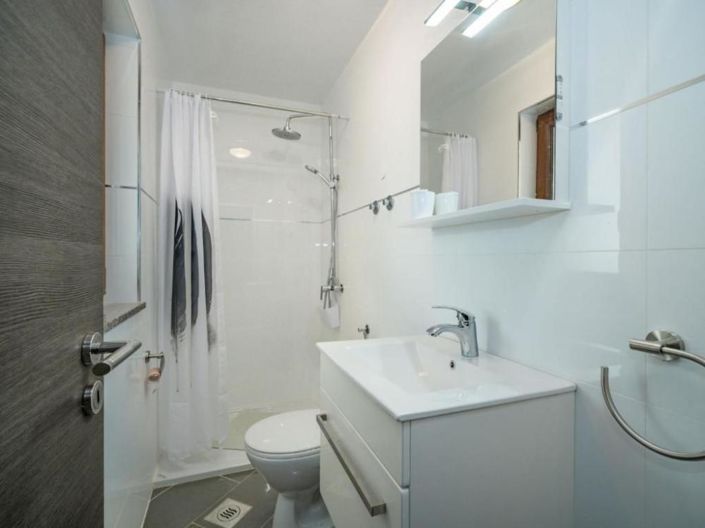 Image No.20-6 Bed Property for sale