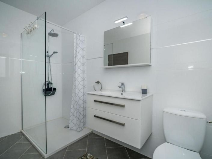 Image No.22-6 Bed Property for sale