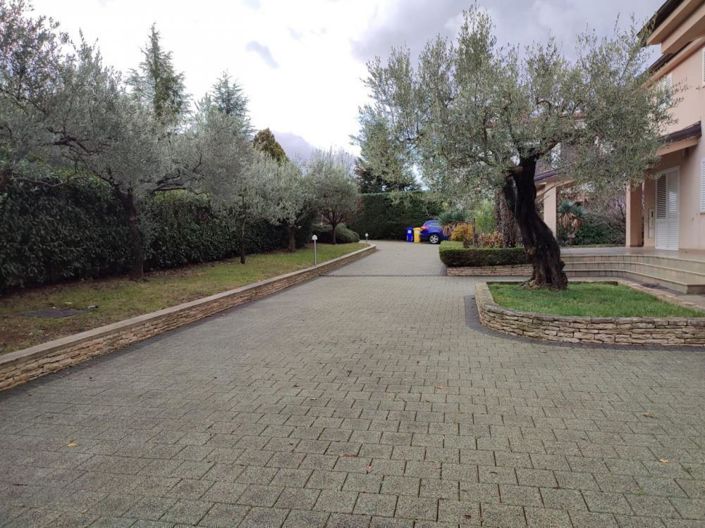 Image No.12-6 Bed Property for sale